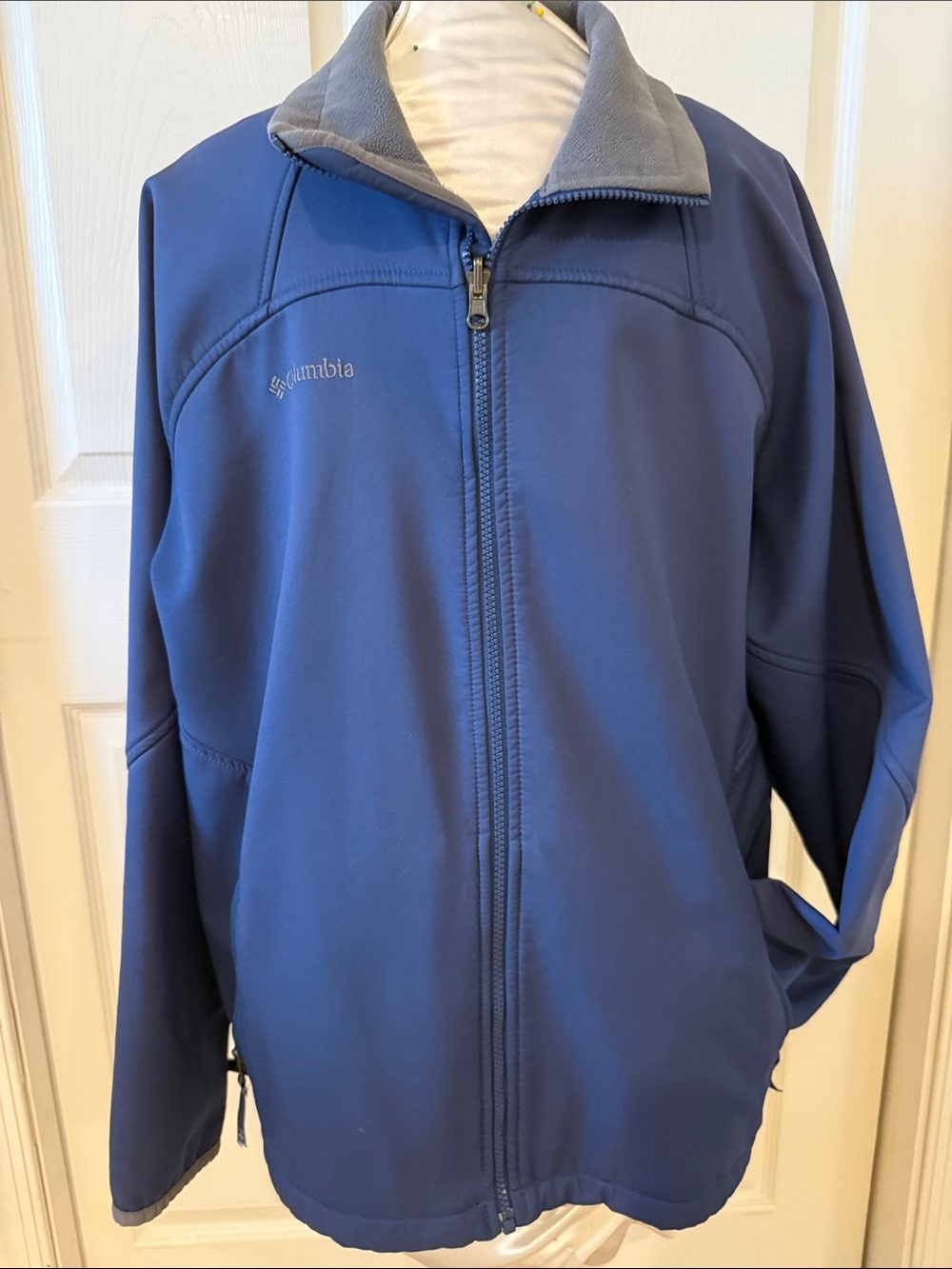 Columbia Men's Navy Blue Lightweight Softshell Jacket (sz lg)